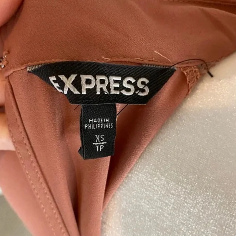 NWOT. Express Handkerchief Sleeve Lace Blouse Top Peach Pink. XS. - Picture 9 of 11